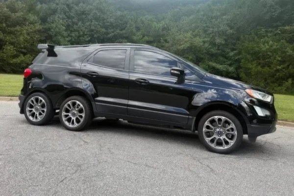 Ford EcoSport de seis rodas é colocado à venda nos EUA com histórico peculiar - Imagem 1