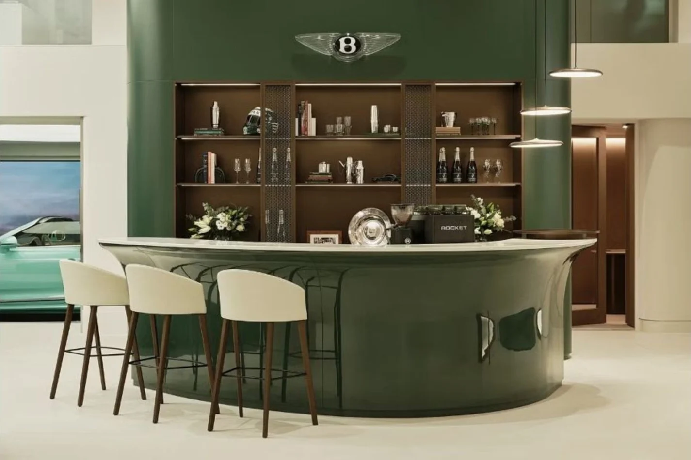Bentley transforma concessionárias em lounges com foco na eletrificação