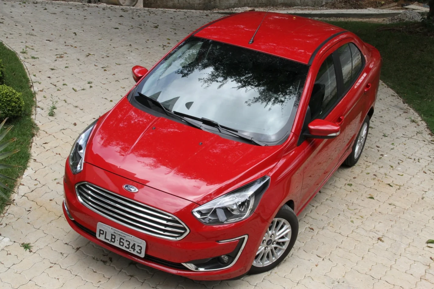 Em avaliação, Ford Ka Sedan mostra que motor 1.5 e câmbio automático têm ótimo desempenho; preço da versão Titanium é alto.