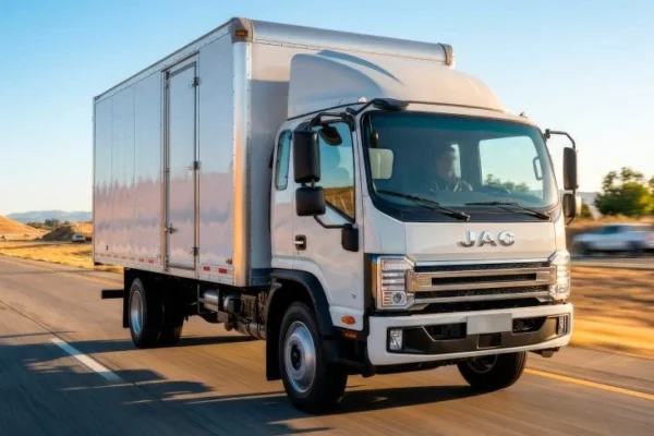 JAC lança caminhão médio N 13.210 no Brasil por R$ 383.140 - Imagem 1