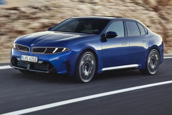Novo BMW Série 3 chega com visual da linha elétrica e motorização a combustão - Imagem 1