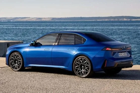 Novo BMW Série 3 chega com visual da linha elétrica e motorização a combustão