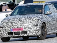 Novo Peugeot 208 é flagrado em testes com volante retangular futurista - Imagem 1