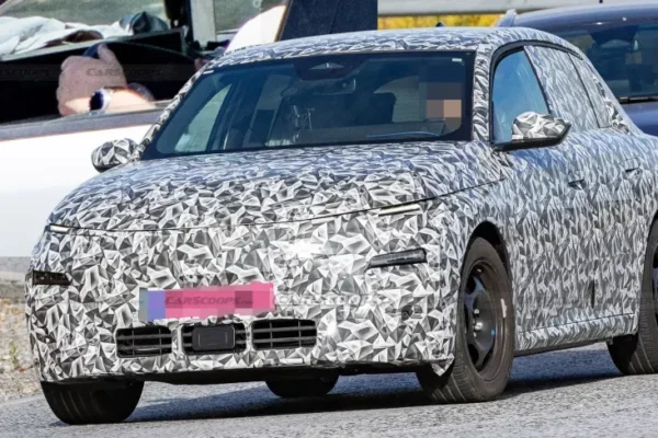 Novo Peugeot 208 é flagrado em testes com volante retangular futurista - Imagem 1