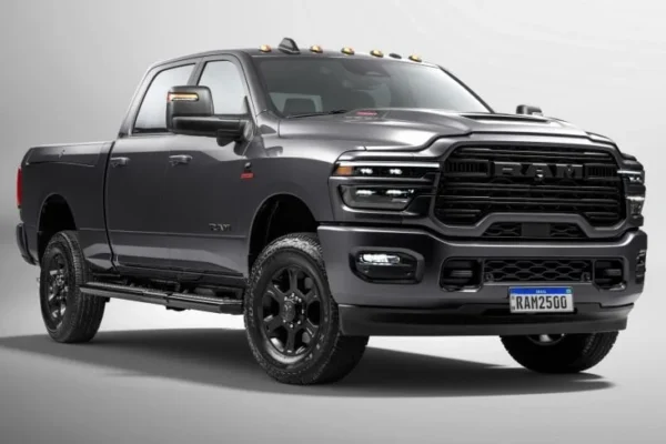 Ram 2500 Laramie Night Edition chega ao Brasil com foco em força bruta e visual escurecido - Imagem 1