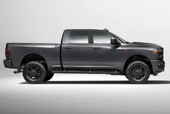 Ram 2500 Laramie Night Edition chega ao Brasil com foco em força bruta e visual escurecido