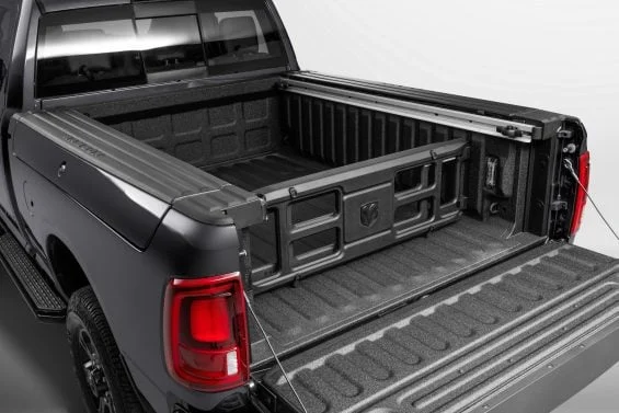 Ram 2500 Laramie Night Edition chega ao Brasil com foco em força bruta e visual escurecido
