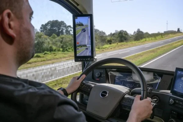 Volvo introduz sistema que freia caminhão sozinho ao detectar sonolência do motorista - Imagem 1